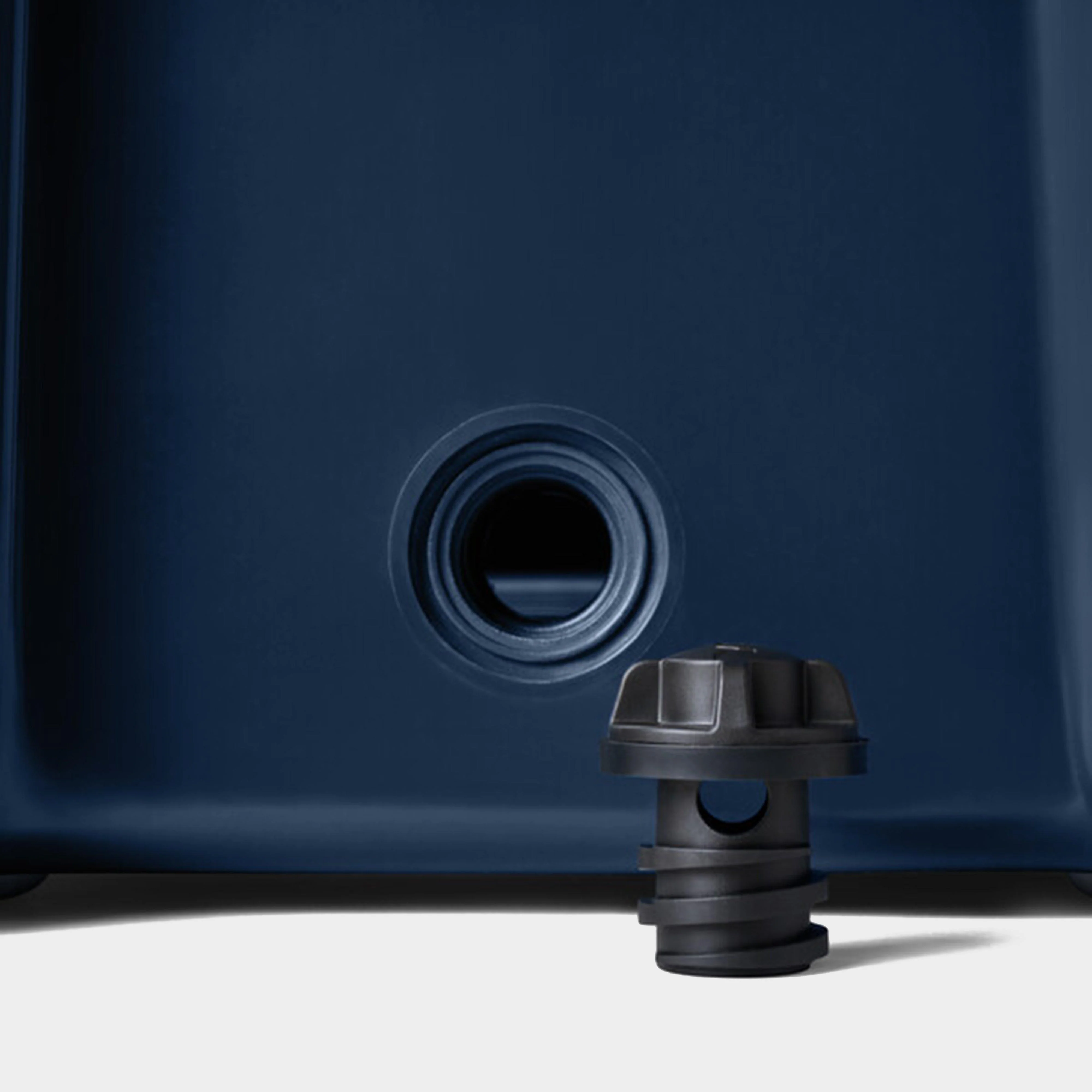 Tundra® 35 Cool Box - Image 6